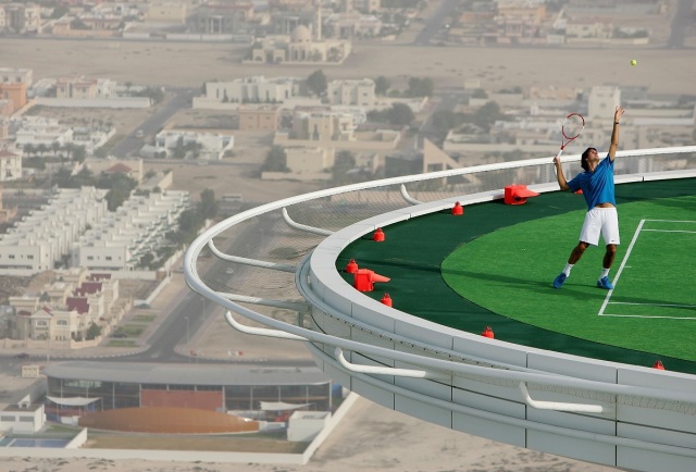 Εναέριες πλατφόρμες και θέα στον Πύργο του Άιφελ: Τα πιο εντυπωσιακά γήπεδα τένις στον κόσμο