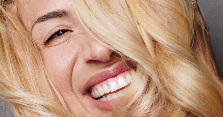 Η Μαρία Ηλιάκη με το κραγιόν που θα δείξει τα δόντια σας πιο λευκά