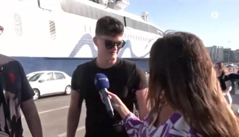 Νεαρός ταξιδιώτης προσκαλεί τη ρεπόρτερ του Action 24 Αλεξάνδρα Μερακλίδη να τη φιλοξενήσει στη Μύκονο