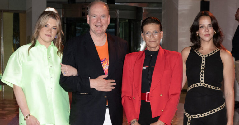 Μονακό: Ο πρίγκιπας Αλβέρτος με την πριγκίπισσα Στεφανί και τις καλλονές κόρες της στο Fight Aids gala