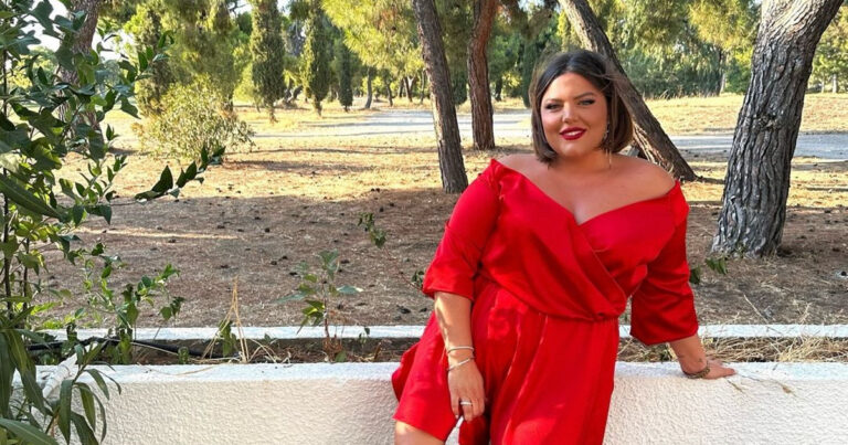 Δανάη Μπάρκα: Με σατέν κόκκινο φόρεμα Ελλήνων σχεδιαστών – Ποιον οίκο μόδας επέλεξε για τον γάμο φίλης της