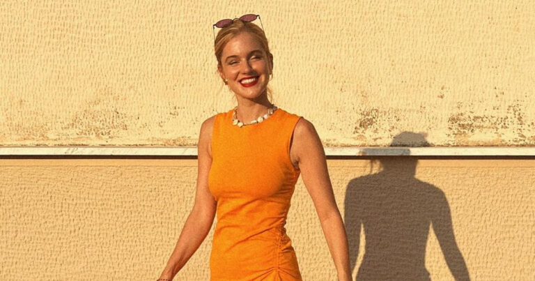 Νατάσα Εξηνταβελώνη: Με πορτοκαλί φόρεμα και ρετρό μεταλιζέ πέδιλα σε γάμο