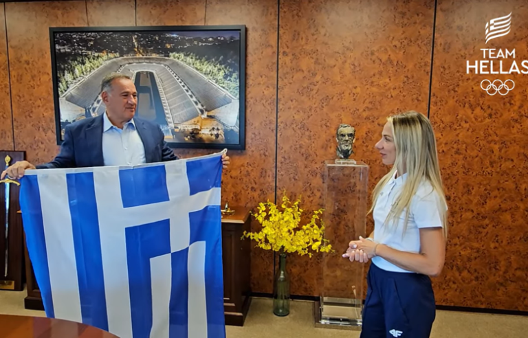 Ο πρόεδρος της ΕΟΑ παρέδωσε στην Ντρισμπιώτη την ελληνική σημαία για τους Ολυμπιακούς Αγώνες του Παρισιού