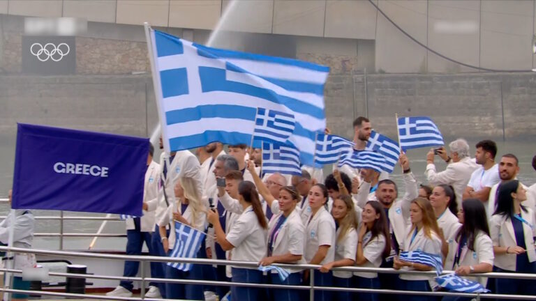 Ολυμπιακοί Αγώνες 2024: Η συγκλονιστική στιγμή που η ελληνική ομάδα ανοίγει την παρέλαση στον Σηκουάνα