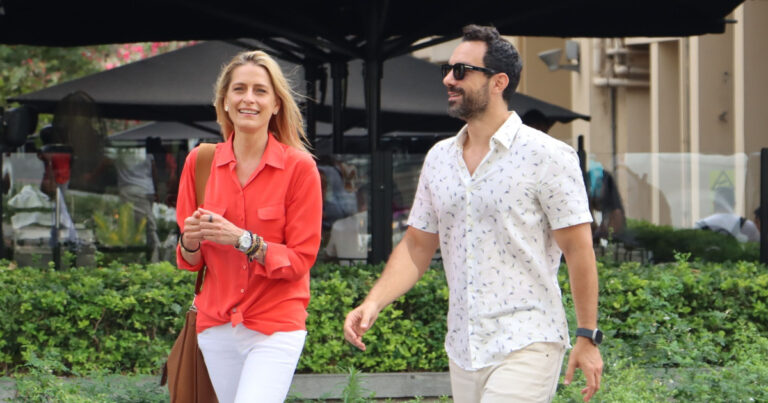 Τατιάνα Μπλάτνικ: Με casual στυλ και τσάντα Hermès σε βόλτα με τον Σάκη Τανιμανίδη