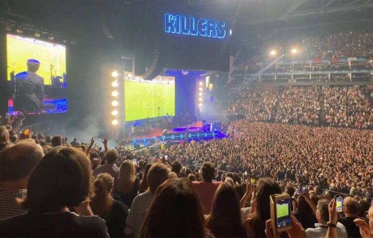 Οι «The Killers» σταμάτησαν προσωρινά τη συναυλία τους στο Λονδίνο για τα τελευταία λεπτά του ημιτελικού του Euro