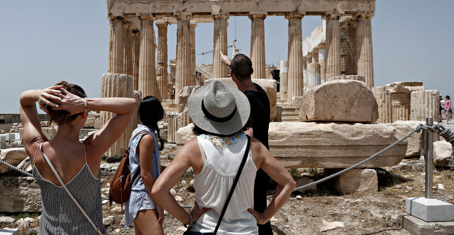 Η ζέστη διώχνει τους τουρίστες; Πώς η κλιματική κρίση επηρεάζει την τουριστική σεζόν