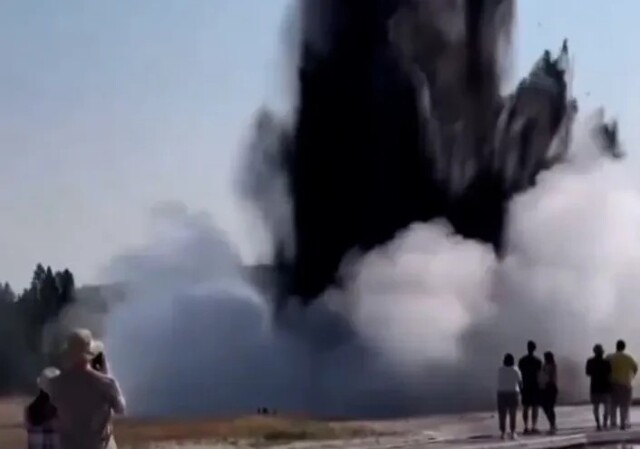 Δείτε βίντεο: Πανικός έπειτα από έκρηξη ατμού στο πάρκο Γέλοουστoουν