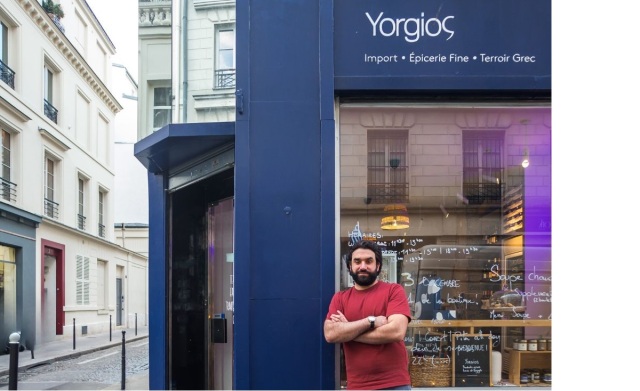 Ο Έλληνας τρίτης γενιάς που μαθαίνει στους Παριζιάνους τα ελληνικά προϊόντα