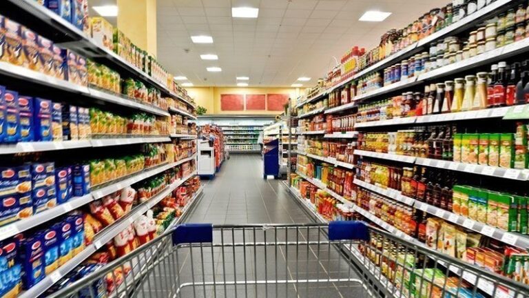 Σούπερ μάρκετ: Σε ποια προϊόντα μειώθηκαν οι τιμές και πού συνεχίζονται οι αυξήσεις