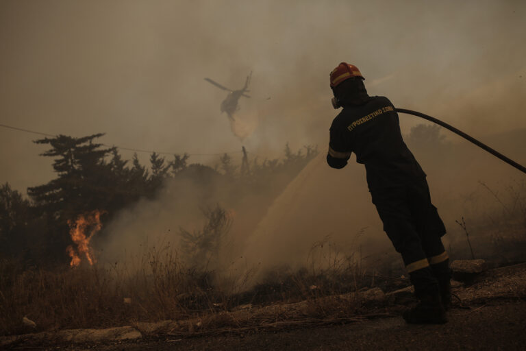 Άμεσα τέθηκε υπό μερικό έλεγχο η πυρκαγιά στο Μαραθώνα