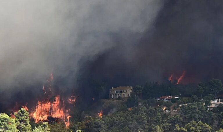 Πυρκαγιά στον Βαρνάβα: Ισχυροί άνεμοι 7 μποφόρ που αλλάζουν φορά – Στους 315 αυξήθηκαν οι πυροσβέστες