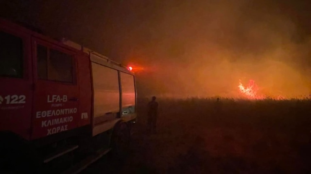 Υπό μερικό έλεγχο η πυρκαγιά σε χαμηλή βλάστηση στη Σάμο – Δείτε βίντεο