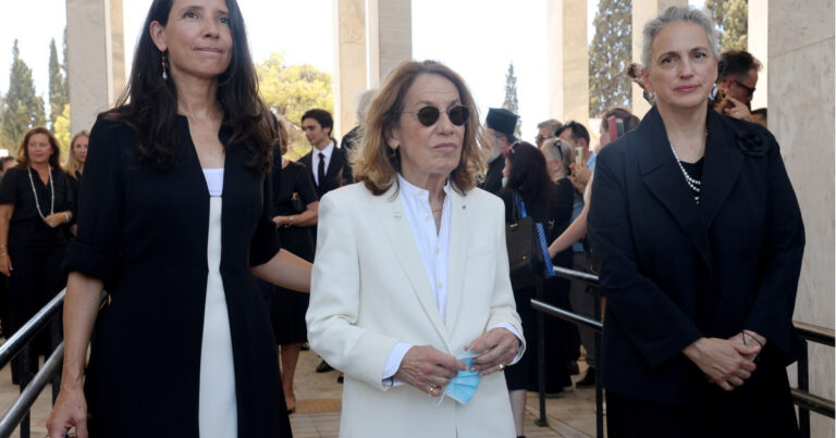 Κηδεία πρίγκιπα Μιχαήλ: Ντυμένη στα λευκά η σύζυγός του, Μαρίνα Καρέλλα