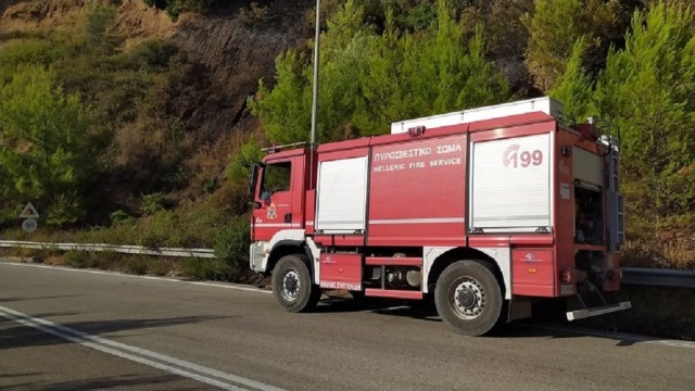 Φωτιά σε επιχείρηση με παλέτες στο Μενίδι