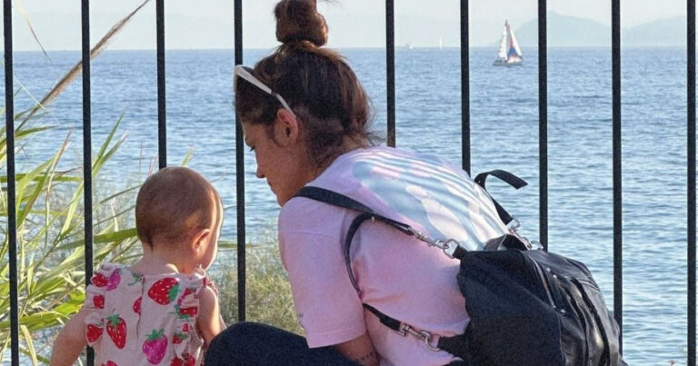 Μαίρη Συνατσάκη: Μας δείχνει την κόρη της,  Ολίβια να παίζει στην παραλία!