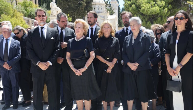 Πρίγκηπας Μιχαήλ: Σύσσωμη η τέως βασιλική οικογένεια στο Τατόι για την κηδεία