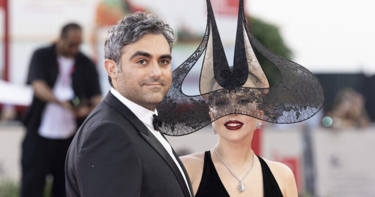 Lady Gaga: Το chic gothic look με Dior Couture στην πρώτη επίσημη εμφάνιση με τον μνηστήρα της στο κόκκινο χαλί της Βενετίας