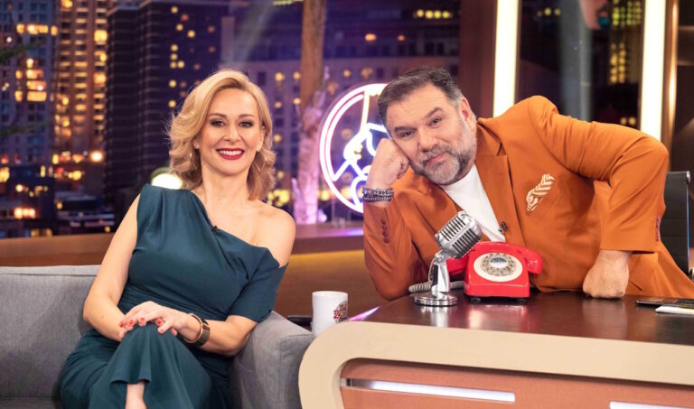 The 2Night Show: Ο Γρηγόρης Αρναούτογλου υποδέχεται Άννα Κουτσαφτίκη και Κόρα Καρβούνη