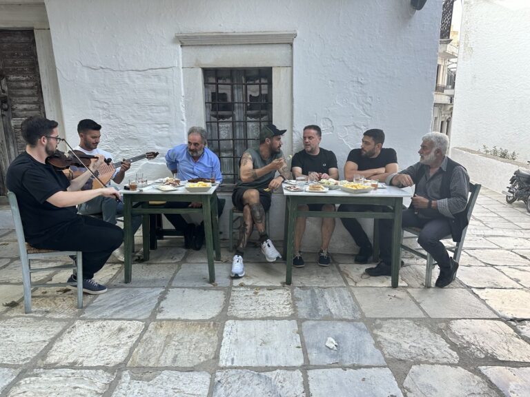 Akis’ Food Tour: Ο Άκης Πετρετζίκης ξανά στους δρόμους! Πρώτος σταθμός η Νάξος