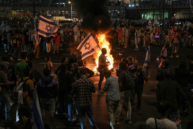 Ισραήλ: Χιλιάδες διαδηλωτές στους δρόμους του Τελ Αβίβ – «Είναι προδότης» φωνάζουν για τον Νετανιάχου