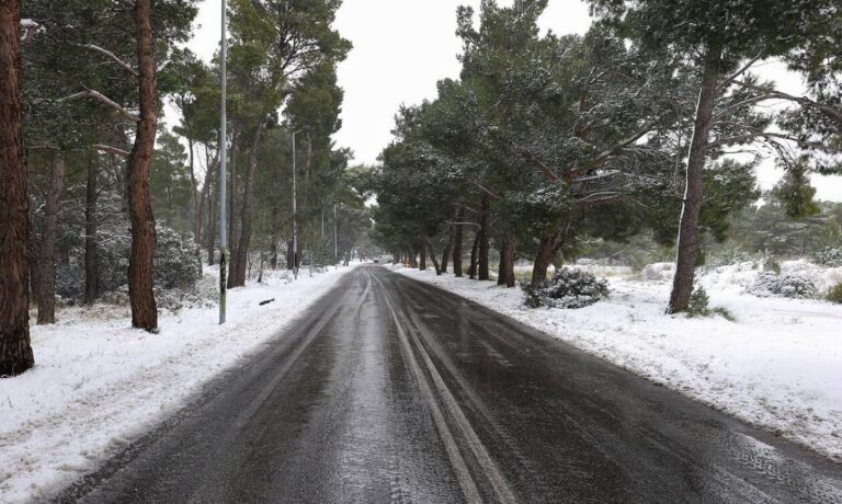 Διακοπή κυκλοφορίας στη λεωφ. Πάρνηθος λόγω χιονόπτωσης