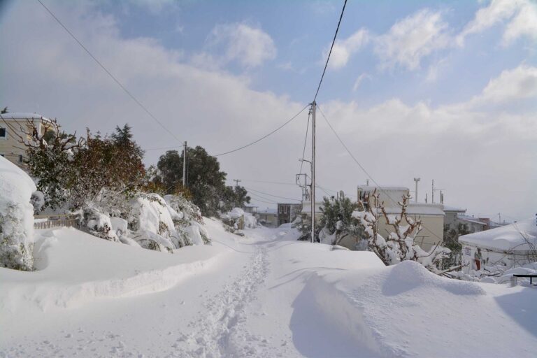 Καιρός: Χριστουγεννιάτικο το σκηνικό με ισχυρές βροχές και κρύο σήμερα και αύριο – Πού θα χιονίσει