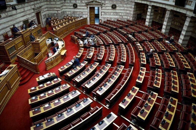 Βουλή: Στους 156 οι βουλευτές της ΝΔ μετά την επανένταξη Αυγενάκη