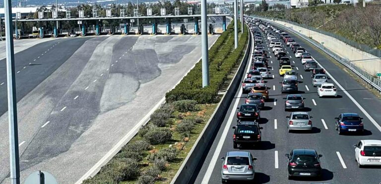 Κίνηση στους δρόμους: Μεγάλες καθυστερήσεις στην Κηφισίας και στα δύο ρεύματα – Και το κέντρο με προβλήματα