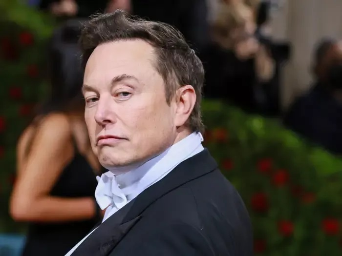 Elon Musk: Στο στόχαστρό του η «παράλογα υπερστελεχομένη» FED