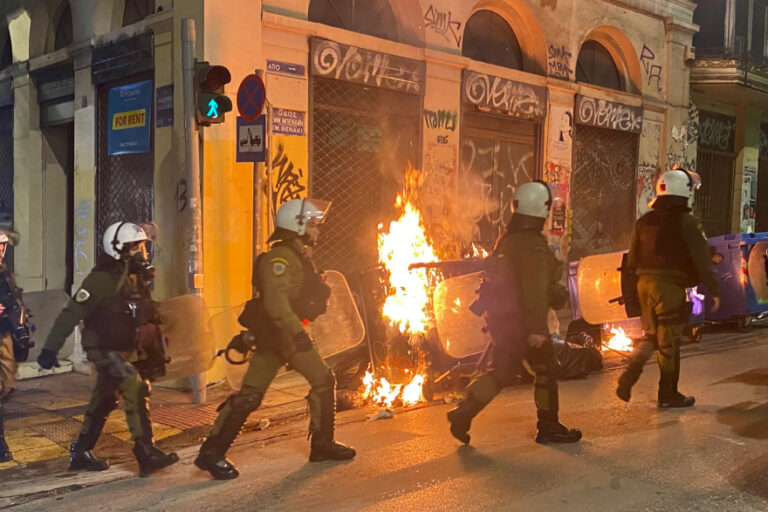 Επέτειος Γρηγορόπουλου: Επεισόδια μετά τις πορείες σε Αθήνα και Θεσσαλονίκη – Μολότοφ, φωτιές και προσαγωγές (upd)