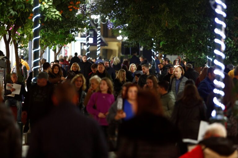 Μία κατακόκκινη νύχτα έζησε ο Πειραιάς! Όλη η πόλη μια γιορτή!