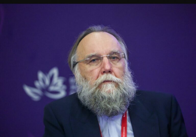 Προειδοποίηση Dugin: Ο Ζelensky θα επιδιώξει Γ  Παγκόσμιο Πόλεμο πριν αναλάβει ο Trump για να παραμείνει στην εξουσία