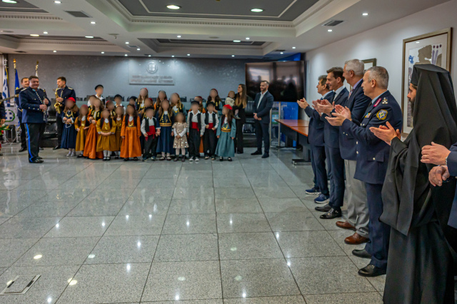 Χριστουγεννιάτικα κάλαντα στο υπουργείο Προστασίας του Πολίτη και στη ΓΑΔΑ