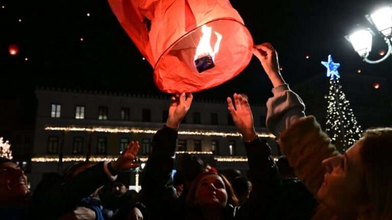 Γέμισε φαναράκια και ευχές ο αττικός ουρανός