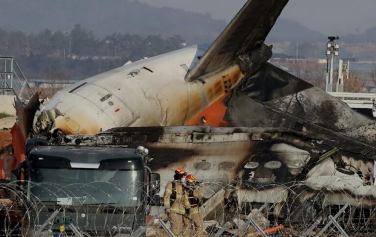 Σοκ στη Ν. Κορέα – Καθηλώνει και ελέγχει 101 Boeing 737 -800 – Πρόβλημα και με 2ο αεροσκάφος μετά τη συντριβή της Jeju Air με 179 νεκρούς