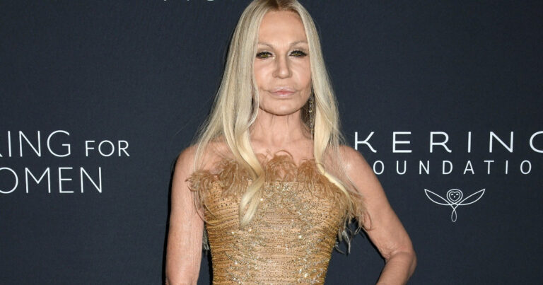 Αγνώριστη η Donatella Versace στα 69 της χρόνια – Τα σχόλια των θαυμαστών της