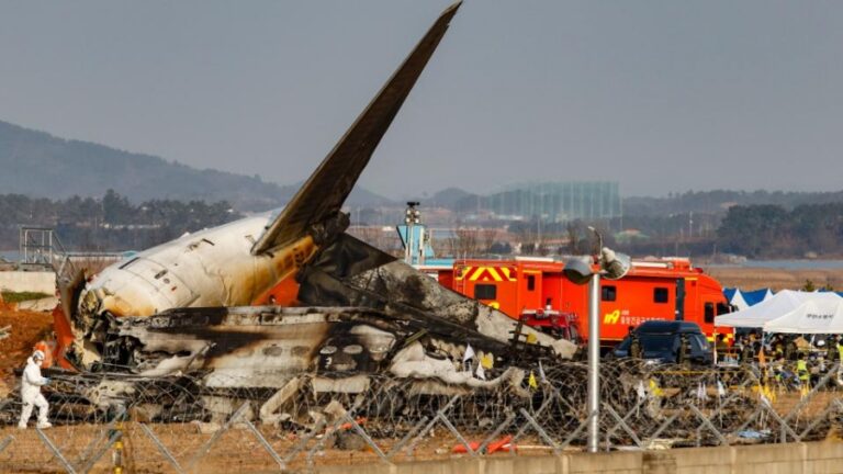 Συντριβή Boeing 737-800 στη Ν. Κορέα – Μέσα σε 48 ώρες, έκανε 13 πτήσεις – Περισσότερες από 60.000 ακυρώσεις κρατήσεων