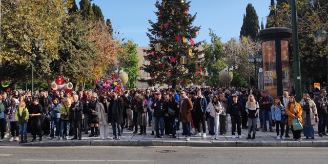 Αυξημένη η κίνηση στο κέντρο της Αθήνας, ανοιχτά σήμερα εμπορικά καταστήματα και πολυκαταστήματα