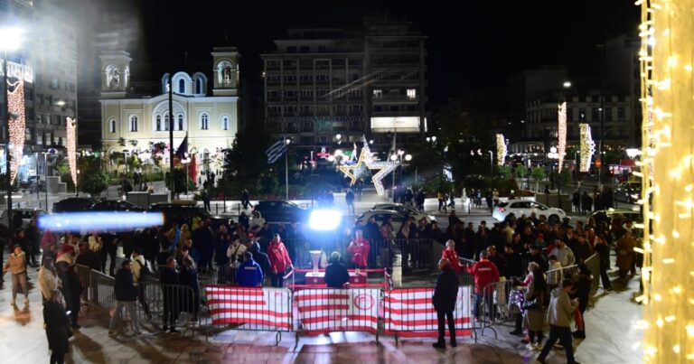 Χιλιάδες κόσμος στον Πειραιά για τα ευρωπαϊκά τρόπαια του Ολυμπιακού, ακόμα και άνθρωποι από Αυστραλία και Αγγλία