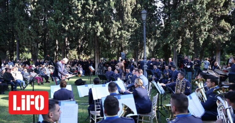 Πλήθος κόσμου στη χριστουγεννιάτικη γιορτή στον κήπο του Προεδρικού Μεγάρου