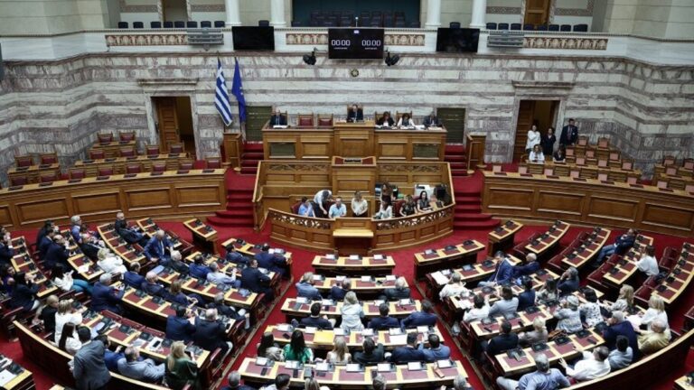 Πολιτικοί διαξιφισμοί για τις τράπεζες και «φρένο» στη χρηματοδότηση των «Σπαρτιατών»