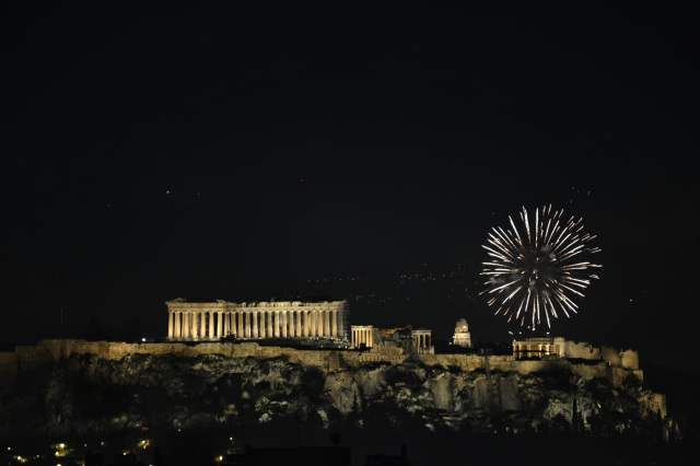 Η Ελλάδα γιορτάζει την αλλαγή του χρόνου – Με πυροτεχνήματα και γιορτές μπήκε το 2025, δείτε φωτογραφίες και βίντεο